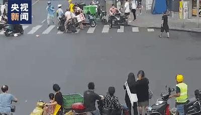DƬ